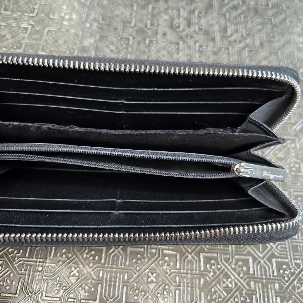 🐢 Salvatore Ferragamo Gancini   Wallet Zip Around Wallet Or Clutch. - Picture 8 of 12